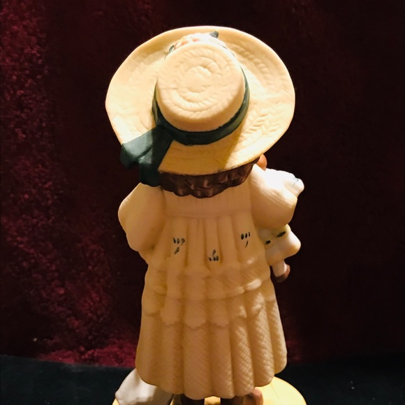 Jan Hagara's Figurine "Emily" 1984-85 Edition - Picture 2 of 4